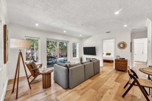 Un televizor și/sau centru de divertisment la Beautiful 2 BR Apartment - Bright and Spacious +25 fotografii