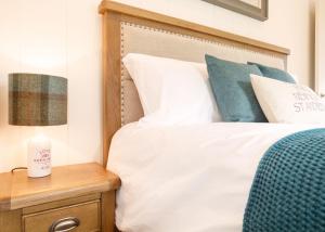 Postel nebo postele na pokoji v ubytování Drumcarrow Luxury Lodges + 2 fotografie