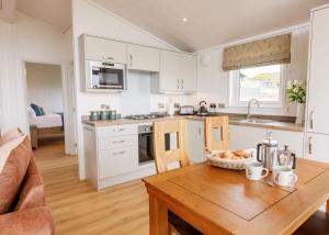 Kuchyň nebo kuchyňský kout v ubytování Drumcarrow Luxury Lodges