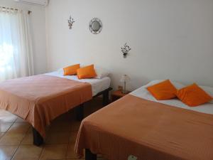 Una cama o camas en una habitación de Hotel Laguna del Cocodrilo