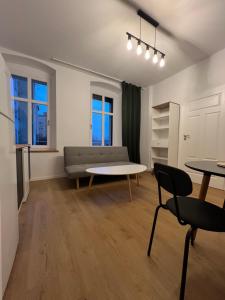 un salon avec un canapé, une table et des chaises dans l'établissement Apartamenty Cytryn, à Gliwice 39 autres photos