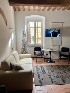 - un salon avec un canapé et un arbre de Noël dans l'établissement Suite San Martino, à Gubbio