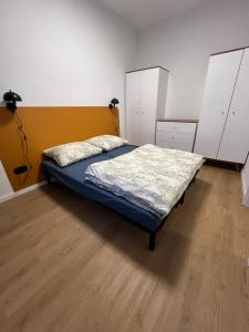 une chambre avec un lit avec une couette bleue dans l'établissement Apartamenty Cytryn, à Gliwice