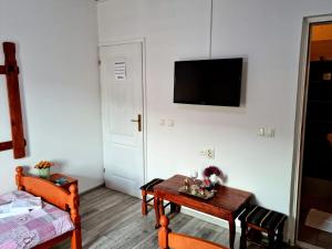 Μια τηλεόραση ή/και κέντρο ψυχαγωγίας στο Pansion & Apartments Bridge