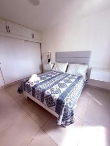 Ένα ή περισσότερα κρεβάτια σε δωμάτιο στο Paradisio Rentals