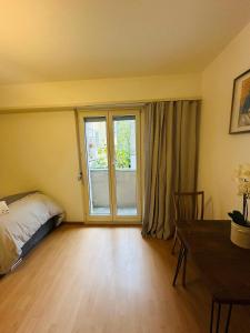 巴塞尔Hostel City Basel 366的一间卧室，里面有一张床、一张桌子和一扇窗户