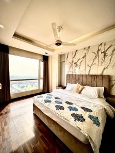 Giường trong phòng chung tại Elysium Luxury Service Apartment By LMY Facing Centaurus Mall Blue Area Islamabad