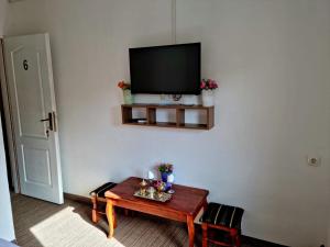 Μια τηλεόραση ή/και κέντρο ψυχαγωγίας στο Pansion & Apartments Bridge +27 φωτογραφίες