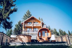 科利比塔Chalet du Lac的一间带大木屋的小木屋