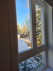a window with a view of a snowy yard at Appartement im Gutshaus in Staufenberg