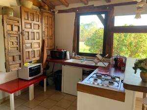 una cucina con bancone e lavandino e una finestra di Bergerie bucolique a Balizac