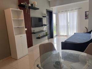 a living room with a bed and a glass table at Perfecto para 3 personas. in Boca Chica