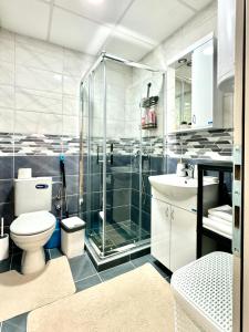 ein Badezimmer mit Dusche, Toilette und Waschbecken in der Unterkunft Apartman KaLux in Vrnjačka Banja