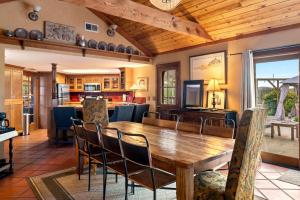 een eetkamer met een houten tafel en stoelen bij Vineyard Retreat in Templeton