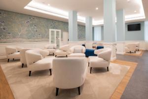 einen Salon mit weißen Stühlen und ein Wartezimmer in der Unterkunft Stella Braga Aparthotel in Braga