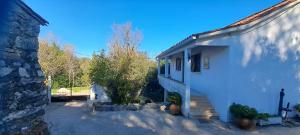 une maison blanche avec un escalier à côté d'un bâtiment dans l'établissement Casa Clementina Guest house,  41 autres photos