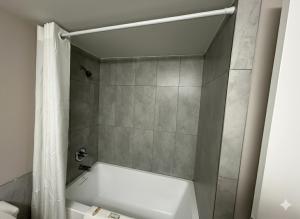 Koupelna v ubytování Quesnel Inn Motel