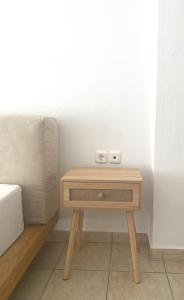 a small wooden table with a radio on it at Pnoe Home in Kavála