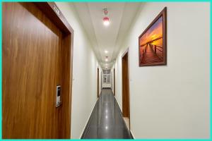 KashiHotel Shri RK Residency Near Kashi Vishwanath Temple - Fully Air Conditioning Rooms - Restaurant-Lift and Free Wifi Facilities- Top Rated Hotel In Varanasi的墙上画着画的建筑里空洞的走廊