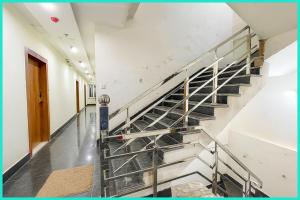 KashiHotel Shri RK Residency Near Kashi Vishwanath Temple - Fully Air Conditioning Rooms - Restaurant-Lift and Free Wifi Facilities- Top Rated Hotel In Varanasi的大楼内带楼梯的走廊 更多2张照片