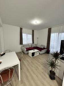 ein Wohnzimmer mit einem Bett und einem Tisch und Stühlen in der Unterkunft Noir Suite in Şelimbăr