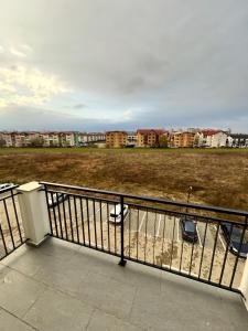 ein Balkon mit Blick auf ein Feld und Gebäude in der Unterkunft Noir Suite in Şelimbăr + 2 Fotos