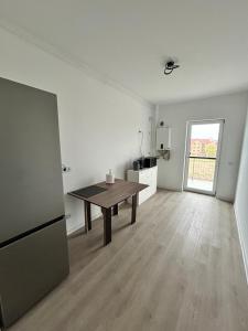 eine Küche mit einem Holztisch in einem Zimmer in der Unterkunft Noir Suite in Şelimbăr