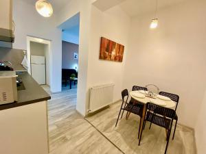 Kuchyň nebo kuchyňský kout v ubytování Cozy Caramel Studio Ultracentral Old Town + 35 fotografií