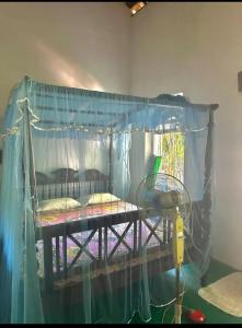 ein Bett mit Baldachin in einem Zimmer in der Unterkunft Brenley B Bungalow in Talalla + 4 Fotos