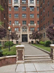 Το κτήριο όπου στεγάζεται  το διαμέρισμα