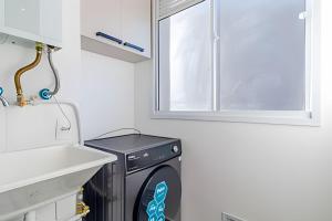 a washing machine in a kitchen next to a sink at JF112 | Ap Aconchego c vaga | Próx Brás Liberdade in Sao Paulo
