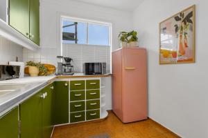 Kuchyň nebo kuchyňský kout v ubytování Bright & Spacious Stay for Families and Friends