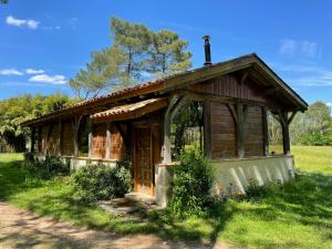 una vecchia capanna in un campo d'erba di Bergerie bucolique a Balizac