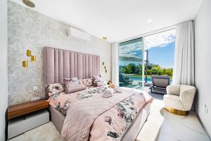 Postel nebo postele na pokoji v ubytování Villa Las Palmitas - A Luxury Oasis in Costa Adeje + 56 fotografií