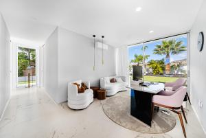 Posezení v ubytování Villa Las Palmitas - A Luxury Oasis in Costa Adeje