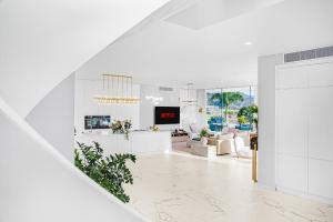 TV a/nebo společenská místnost v ubytování Villa Las Palmitas - A Luxury Oasis in Costa Adeje