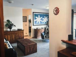 un soggiorno con un divano e un tavolo di Stunning seasides retreat a Bora Bora