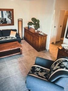 un soggiorno con un divano e un tavolino da caffè di Stunning seasides retreat a Bora Bora Altre 4 foto