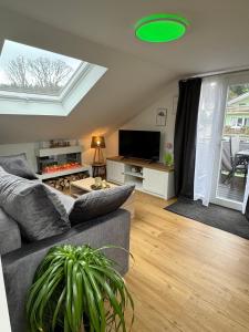 salon z kanapą i zielonym sufitem w obiekcie Schwarzwaldliebe Ferienwohnung mit eigenem Garten w mieście Gaggenau