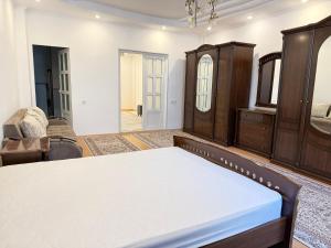 Ένα ή περισσότερα κρεβάτια σε δωμάτιο στο Квартира