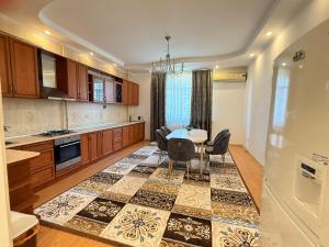 Η κουζίνα ή μικρή κουζίνα στο Квартира