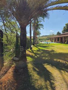 Un jardín fuera de Chácara Vitória Rústica 20 fotos más