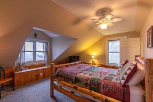 ein Schlafzimmer mit einem Bett und einem Deckenventilator in der Unterkunft A Mountain Hideaway in Blowing Rock