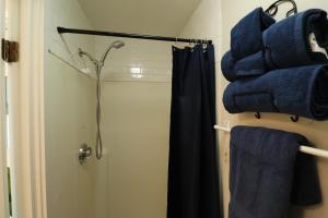 Koupelna v ubytování RENU on Tremont + 61 fotografií