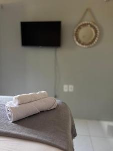 twee handdoeken zittend op een bed in een kamer bij Kairos Beach Hotel in Camocim