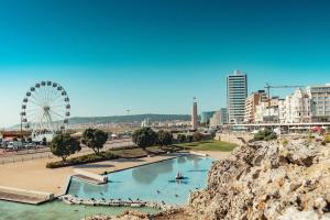 ein großes Schwimmbad mit Riesenrad in einer Stadt in der Unterkunft Casa Alto Do Viso in Figueira da Foz