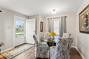 Χώρος καθιστικού στο Last-min Thanksgiving Escape Kalm Retreat