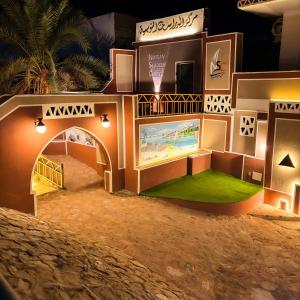 Una maqueta de una casa en el desierto por la noche. en Sharty Hotel, en Abu Simbel