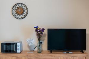 Μια τηλεόραση ή/και κέντρο ψυχαγωγίας στο Ca' dal Pum - Lake Orta - Elegant holiday home