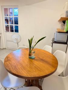 a wooden table with a plant sitting on top of it at Casa de 3 recámaras en Bacocho in Puerto Escondido